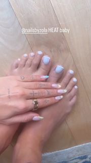 Rita Ora feet photo thumbnail