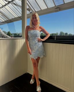 Denise Van Outen feet photo thumbnail