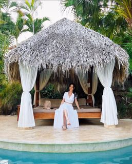 Jessica Lowndes feet photo thumbnail