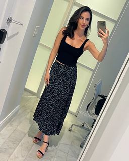 Jessica Lowndes feet photo thumbnail