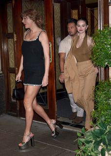 Taylor Swift feet photo 5
