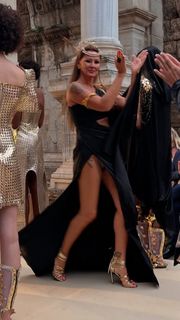 Pinar Altug feet photo thumbnail
