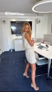 Amanda Holden feet photo thumbnail
