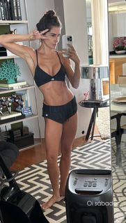 Deborah Secco feet photo thumbnail