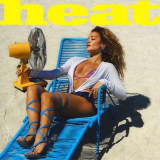 Rita Ora feet photo thumbnail