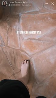 Laura Pausini feet photo 3