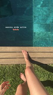 Duygu Özaslan feet photo 5