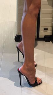 Rosie Huntington-Whiteley feet photo 4