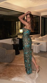 Elizabeth Gillies feet photo 4