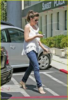 Kate Beckinsale feet photo thumbnail