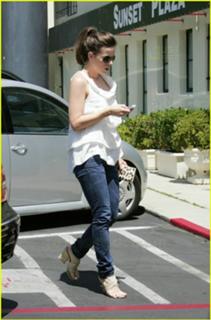 Kate Beckinsale feet photo thumbnail