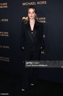 Kaitlyn Dever feet photo 5