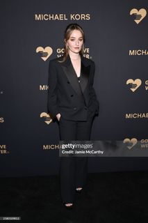 Kaitlyn Dever feet photo 4