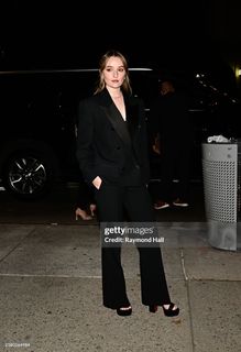 Kaitlyn Dever feet photo 2