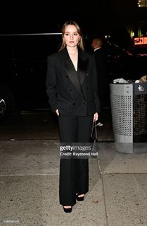 Kaitlyn Dever feet photo 1