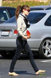 Rachel Bilson feet photo thumbnail