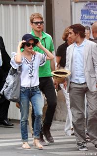 Rachel Bilson feet photo thumbnail