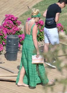 Hadise feet photo thumbnail