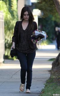 Rachel Bilson feet photo thumbnail
