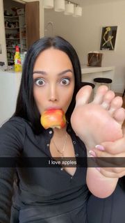Scarlet Vas feet photo thumbnail