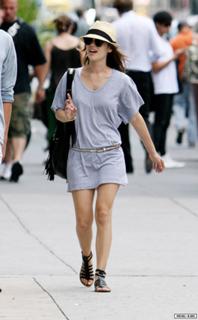 Rachel Bilson feet photo thumbnail