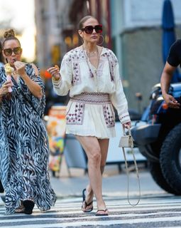 Jennifer Lopez feet photo thumbnail