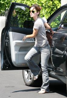 Rachel Bilson feet photo thumbnail