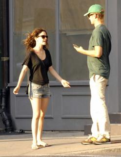 Rachel Bilson feet photo thumbnail