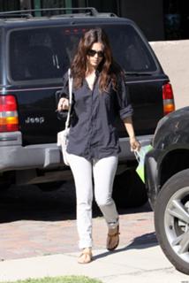 Rachel Bilson feet photo thumbnail