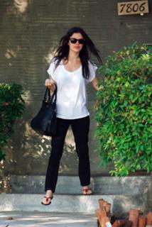 Rachel Bilson feet photo thumbnail