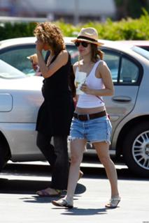 Rachel Bilson feet photo thumbnail