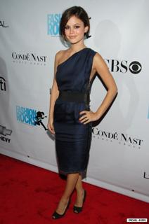 Rachel Bilson feet photo thumbnail
