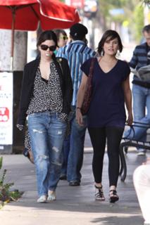 Rachel Bilson feet photo thumbnail