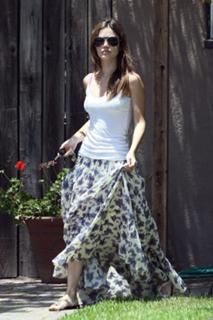 Rachel Bilson feet photo thumbnail