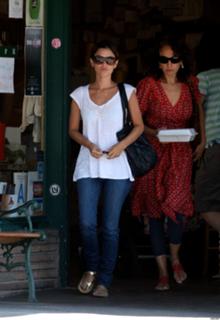 Rachel Bilson feet photo thumbnail