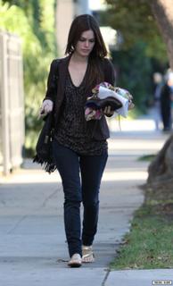 Rachel Bilson feet photo thumbnail