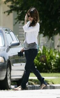 Rachel Bilson feet photo thumbnail