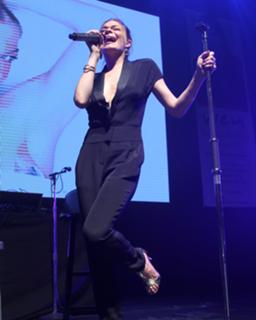 LeAnn Rimes feet photo thumbnail