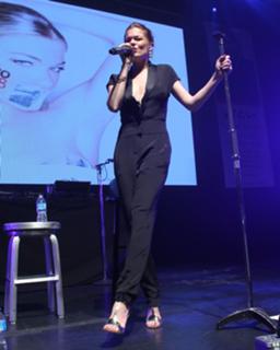 LeAnn Rimes feet photo thumbnail