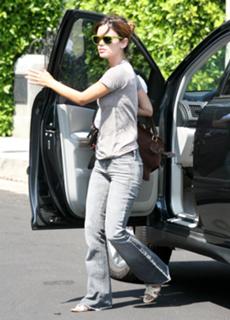 Rachel Bilson feet photo thumbnail