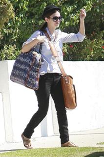Rachel Bilson feet photo thumbnail