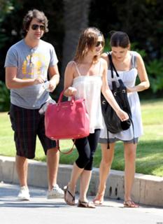 Rachel Bilson feet photo thumbnail
