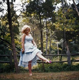 Marilyn Monroe feet photo 5