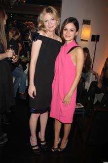 Rachel Bilson feet photo thumbnail