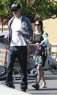 Rachel Bilson feet photo thumbnail