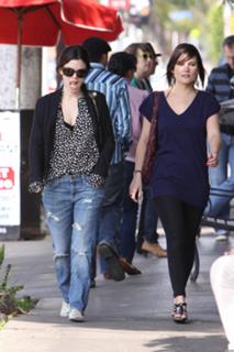Rachel Bilson feet photo thumbnail