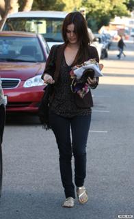 Rachel Bilson feet photo thumbnail