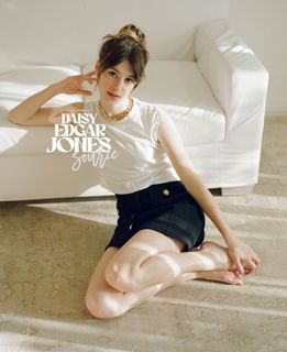 Daisy Edgar-Jones feet photo 1