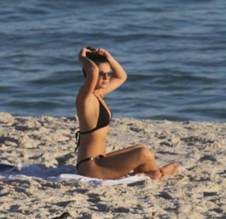 Isis Valverde feet photo thumbnail