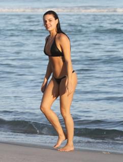 Isis Valverde feet photo thumbnail